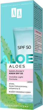 Krem AA Aloe SPF 50 nawilżający, biała tubka w turkusowym pudełku z liśćmi aloesu, widok z przodu.