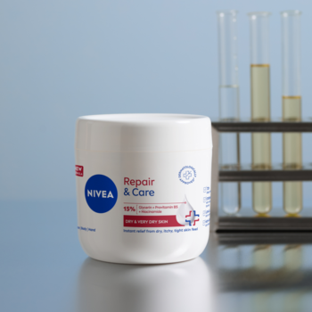 NIVEA Repair & Care krem nawilżająco-regenerujący do skóry suchej, w białym słoiku z logo, na tle probówek.