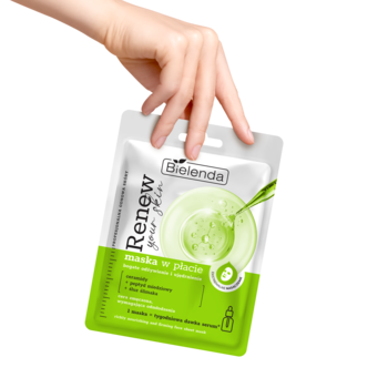Bielenda Renew Your Skin odżywczo-ujędrniająca maska w płachcie z ceramidami, trzymana w dłoni.