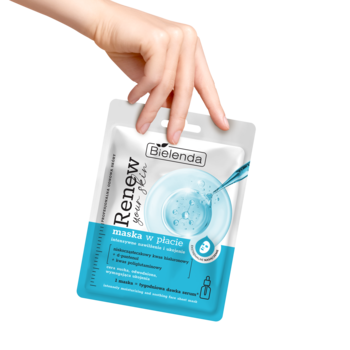 Biało-niebieska maska w płachcie Bielenda Renew Your Skin z kwasem hialuronowym, trzymana w dłoni, widok z przodu.