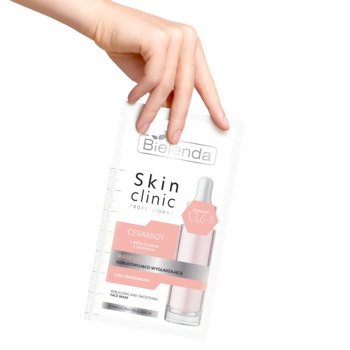 Bielenda Skin Clinic odbudowująco-wygładzająca maseczka z ceramidami, biała saszetka w dłoni.