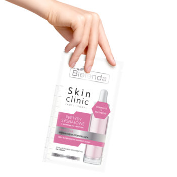 Bielenda Skin Clinic Professional maseczka do twarzy z peptydami, biała saszetka trzymana w dłoni.