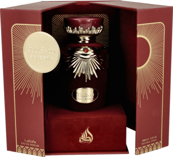 Perfumy Lattafa, elegancka bordowa butelka na welurowej podstawie w otwartym pudełku ze złotym wzorem.
