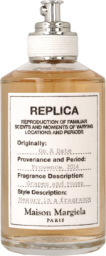 Maison Margiela Replica On a Date perfumy, bursztynowy płyn, biała etykieta, srebrny atomizer, widok z przodu.