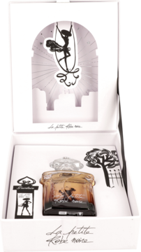 Guerlain La Petite Robe Noire perfumy w otwartym białym pudełku prezentowym. Bursztynowy flakon z czarną sylwetką sukienki i pop-up.