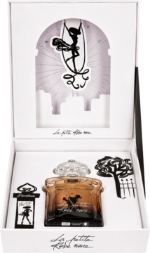 Zestaw perfum Guerlain La Petite Robe Noire w otwartej białej kasetce. Brązowy flakon z sylwetką, grafika w tle.
