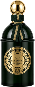 Guerlain Oud Essentiel, ciemnozielona butelka perfum ze złotą kulistą nakrętką i ozdobną wstążką. Widok frontalny.