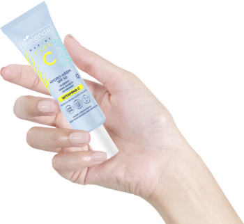 Bielenda Marine Care C Hydro-krem SPF 50 w jasnobłękitnej tubce, trzymany w dłoni, na białym tle.