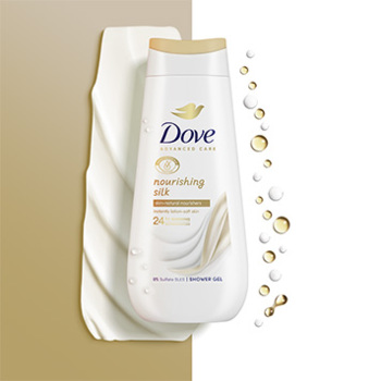 Biała butelka żelu Dove Nourishing Silk, 24h nawilżenia, widok z przodu, na tle z kremu i złotych kropel.