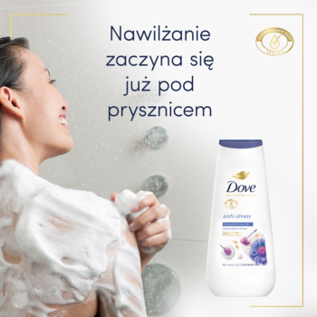 Kobieta w pianie pod prysznicem, obok nawilżający żel Dove Advanced Care Anti-Stress. Biała butelka z fioletową nakrętką.