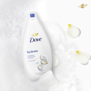Nawilżający żel pod prysznic Dove Hydrate, biała butelka, w pianie z płatkami kwiatów, widok z góry.