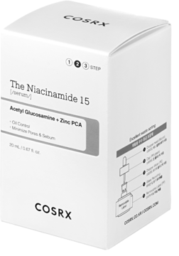 Białe pudełko Cosrx The Niacinamide 15 serum, widok pod kątem, z napisem Acetyl Glucosamine + Zinc PCA.