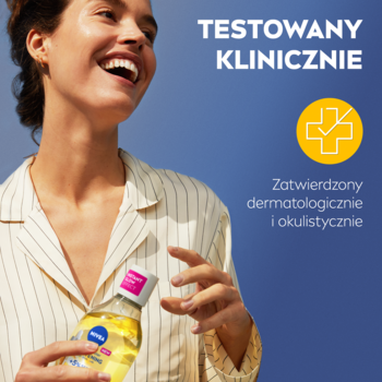 Uśmiechnięta kobieta trzyma butelkę dwufazowego płynu micelarnego Nivea z 5% serum, testowanego klinicznie.