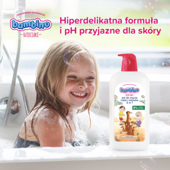 Bambino żel 2w1 dla dzieci, biała butelka z czerwoną pompką i etykietą z surykatkami, obok dziecka w wannie.