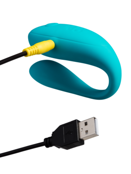 Turkusowy wibrator Romp Join w kształcie litery C z podłączonym czarnym kablem USB, widok z przodu.