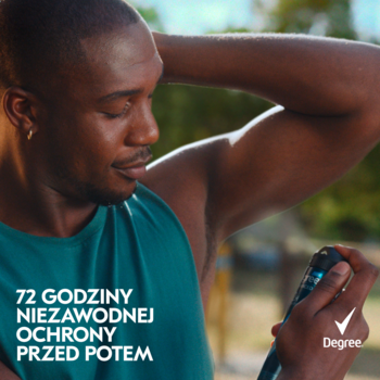 Mężczyzna w zielonej koszulce używa antyperspirantu Rexona Men Advanced Protection 72h, widok z bliska.