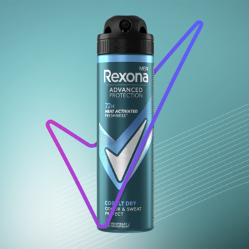 Rexona Men Advanced Protection Cobalt Dry, turkusowy antyperspirant w sprayu 72h, z białym logo V na tle z różowo-fioletowym 'ptaszkiem'.