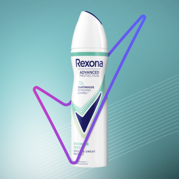 Rexona Advanced Protection Shower Fresh antyperspirant w sprayu, biała butelka z niebieskim logiem i checkmarkiem.