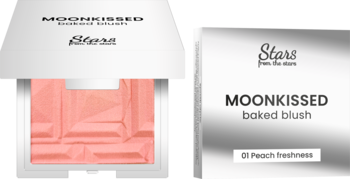 Brzoskwiniowy róż Stars Moonkissed baked blush w otwartym białym kompakcie z geometrycznym wzorem, obok pudełko.