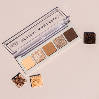 Paleta cieni Neutral Wanderlust, 5 beżowo-brązowych matowych i błyszczących cieni, z 3 pojedynczymi kwadratowymi cieniami.