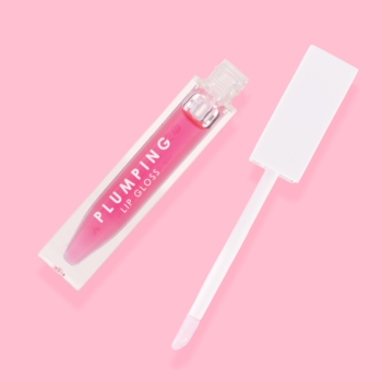 Różowy błyszczyk powiększający Plumping Lip Gloss w otwartej tubce z aplikatorem na różowym tle.