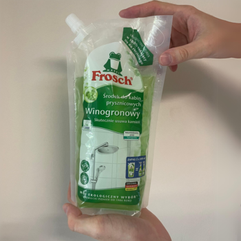 Frosch Winogronowy płyn do czyszczenia kabin w elastycznej, zielonej saszetce, trzymany w dłoniach.