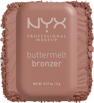 NYX Buttermelt bronzer w beżowym kompakcie. Widok z góry na puder o maślanej teksturze, rozsypany dookoła.