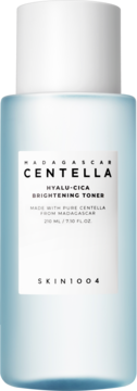 Frontalny widok butelki toniku SKIN1004 Centella Hyalu-Cica Brightening. Błękitny płyn, biała etykieta, biała nakrętka.