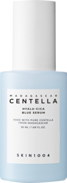 Skin1004 Madagascar Centella Hyalu-Cica Blue Serum w jasnoniebieskiej butelce z białą nakrętką, widok z przodu.