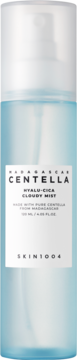 Madagascar Centella Hyalu-Cica Cloudy Mist, nawilżająca mgiełka w błękitnej butelce, widok z przodu.
