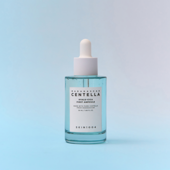 Skin1004 Madagascar Centella Hyalu-Cica First Ampoule, niebieskie serum w szklanej butelce z białym zakraplaczem, widok z przodu.