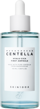 Skin1004 Madagascar Centella Hyalu-Cica First Ampoule 100ml, butelka z jasnoniebieskim płynem i białym zakraplaczem, widok z przodu.