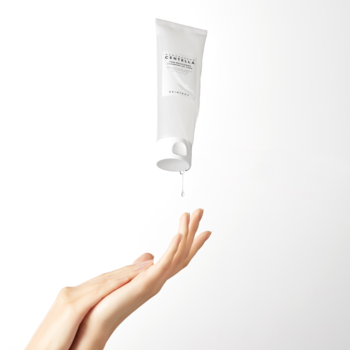 Biała tuba Medicube Red Foaming Cleanser, żelowa pianka do mycia twarzy, z której kropla spada na dłonie.