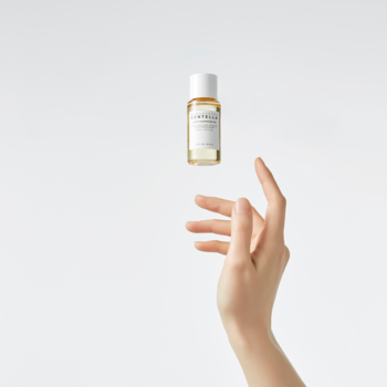 Lekki olejek do mycia Skin1004 Madagascar Centella travel size, mała butelka lewituje nad dłonią.