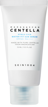 Biała tubka Skin1004 Centella Hyalu-Cica Water-Fit Sun Serum SPF50+ z niebieskim napisem, widok z przodu.