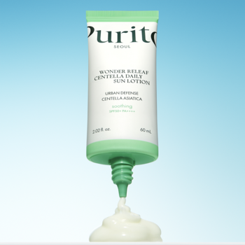 Biała tuba Purito Wonder Releaf Centella Sun Lotion, odwrócona, wyciska lekki krem nawilżający z Centellą. SPF 50+.