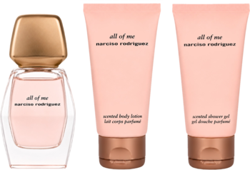 Zestaw Narciso Rodriguez All of Me: butelka perfum, balsam i żel pod prysznic, jasnoróżowe opakowania, widok z przodu.