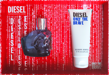 Zestaw Diesel Only the Brave dla mężczyzn: granatowa woda toaletowa w butelce-pięści, biały żel pod prysznic, w czerwonym pudełku.