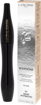 Czarny tusz Lancôme Hypnôse 01 Noir Hypnotic z logo w złocie, obok jego beżowe opakowanie, widok z przodu.
