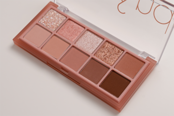 rom&nd Better Than Palette, otwarta, 10 ciepłych matowych i błyszczących cieni nude, widok pod kątem.