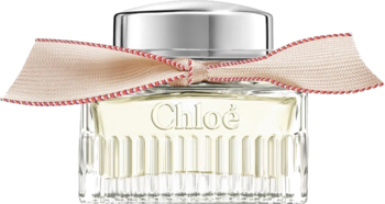 Chloé Lumineuse woda perfumowana w eleganckiej, przezroczystej butelce z jasnoróżową wstążką, widok z przodu.