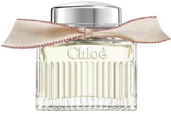 Perfumy Chloé Lumineuse w szklanej butelce, beżowa wstążka i srebrna nakrętka, widok frontalny. Kwiatowy zapach.