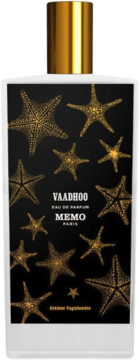 Perfume Vaadhoo Memo Paris w białej butelce z złotą nakrętką i czarną etykietą ze złotymi rozgwiazdami, widok z przodu.