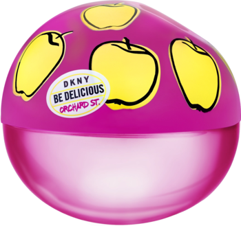 DKNY Be Delicious Orchard Street. Kulista butelka perfum w fuksji z żółtymi jabłkami i etykietą, widok z przodu.