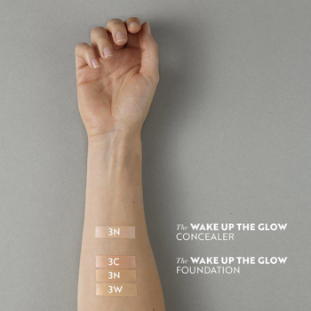 Swatche IsaDora Wake Up The Glow: korektor 3N i podkłady 3C, 3N, 3W na skórze, do wyboru odcienia.