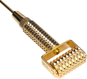 Zbliżenie na złoty, miedziany derma roller do twarzy z karbowaną, teksturowaną powierzchnią. Metaliczny połysk.