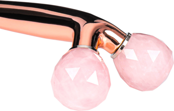 Roller 3D lift z dwiema fasetowanymi głowicami z różowego kwarcu i uchwytem w kolorze różowego złota, zbliżenie.