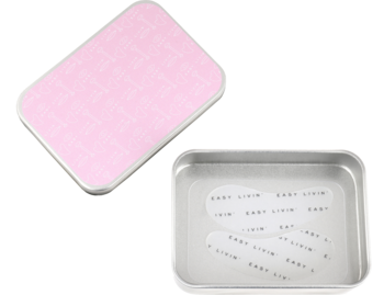 Różowa, zamknięta puszka obok otwartej puszki z przezroczystymi, silikonowymi płatkami pod oczy Easy Eye Pads.