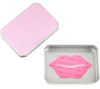 Różowa silikonowa maska na usta Easy Kiss Pad w otwartym srebrnym opakowaniu; obok zamknięte różowe pudełko.