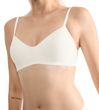 Biała braletka Sloggi Go Casual z usztywnianymi miseczkami, noszona na modelce, widok z przodu. Delikatna bawełna.